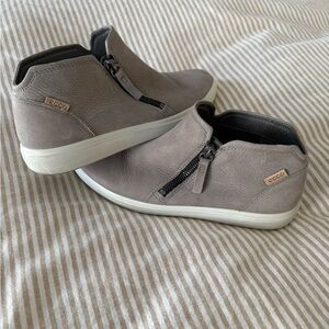 Ecco Taupe Leather Zippered Shoes